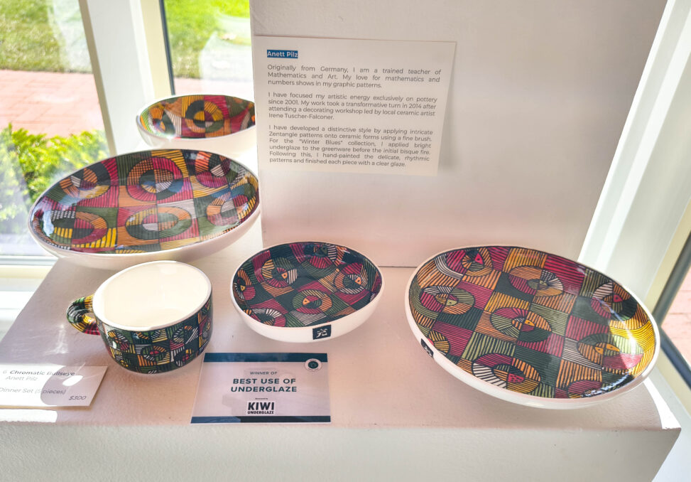 “Cromatic Bullseye” dinner set